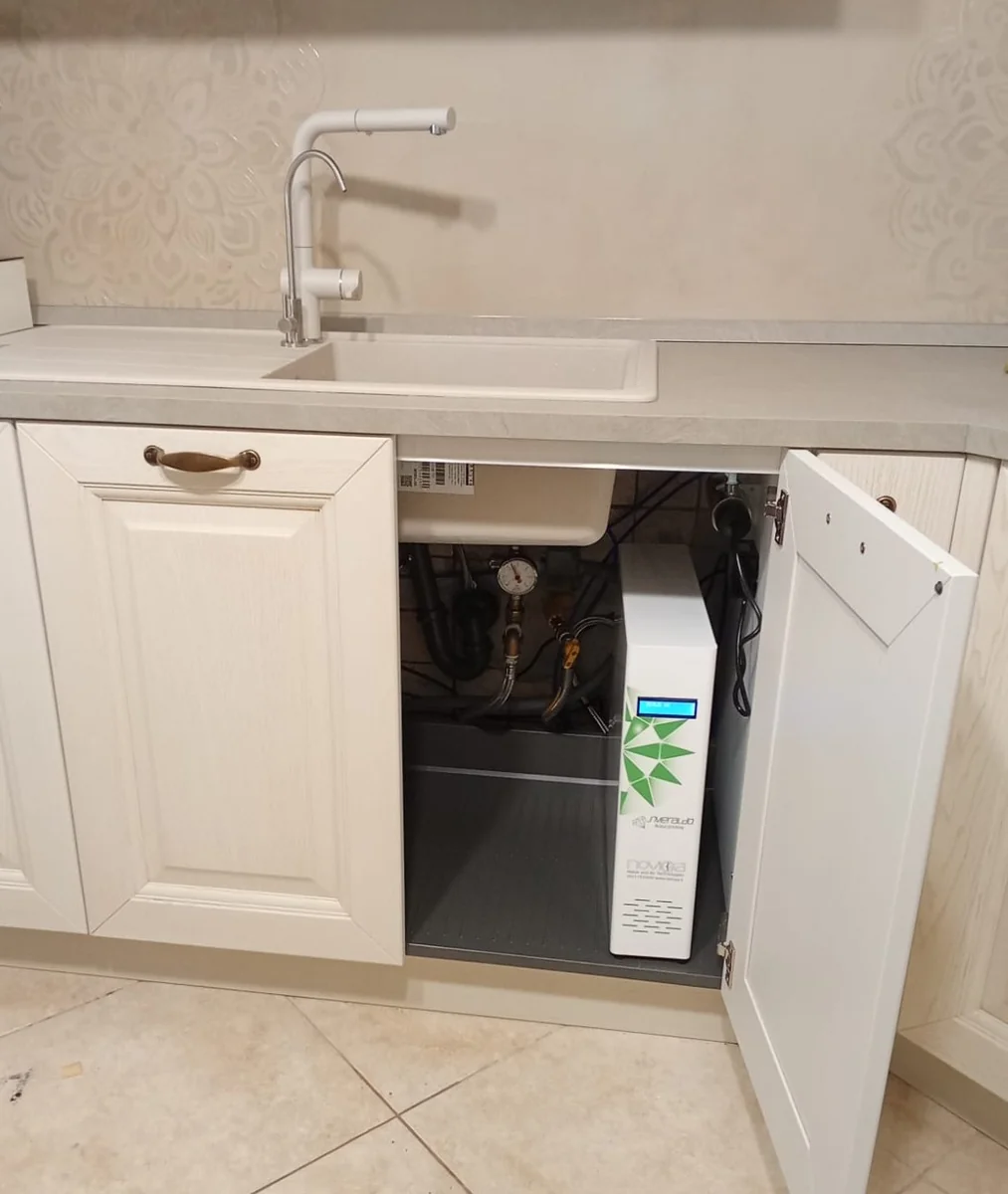 Affinatore Smeraldo della linea Preziosa by Noviga installato sottolavello in una cucina domestica