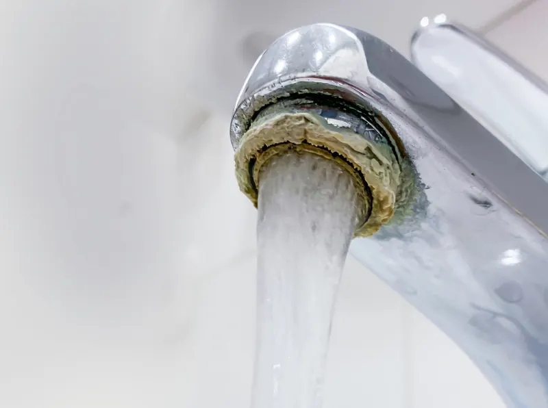 Rubinetto incrostato di calcare — effetto dell'acqua dura in Sicilia